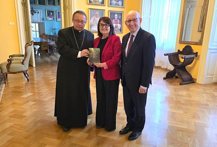 Presenting the Polish edition of the book at a meeting with the Cardinal